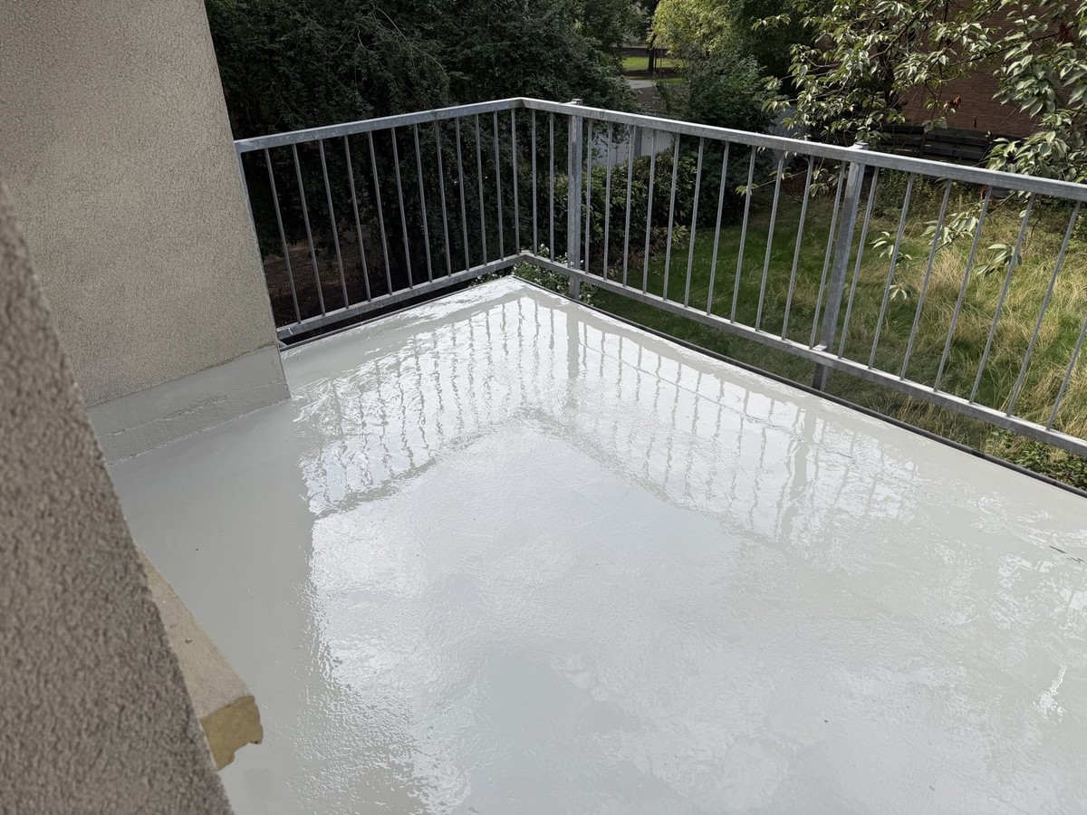 Abgedichteter Balkon mit geschlossener Fläche