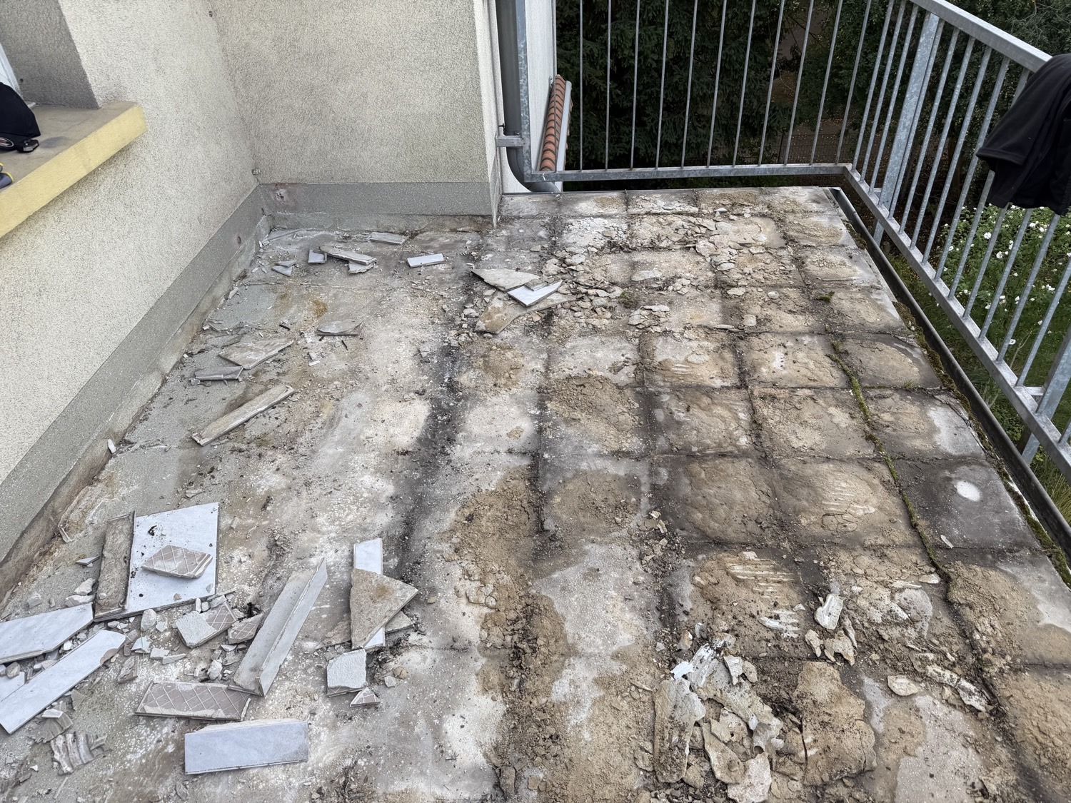 Balkon vor der Abdichtung: aufgenommene Fliesen und Schutt