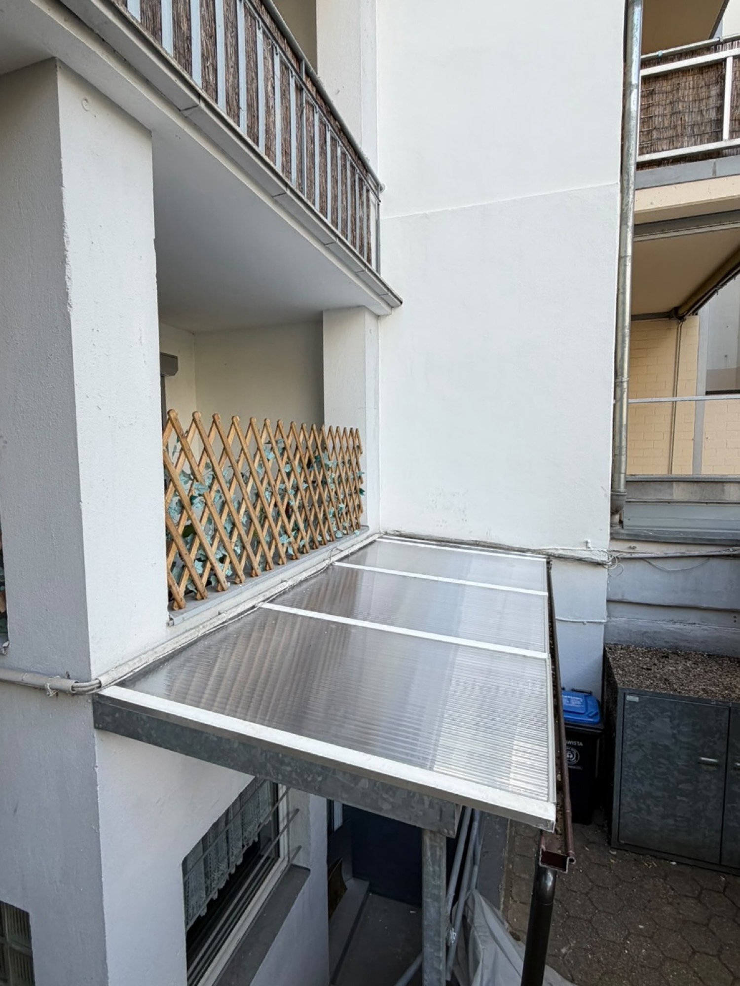 Vordach nach der Arbeit: neue, helle Platten über dem Eingang